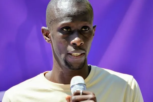 سيرين مباي يلقي كلمة (رويترز)