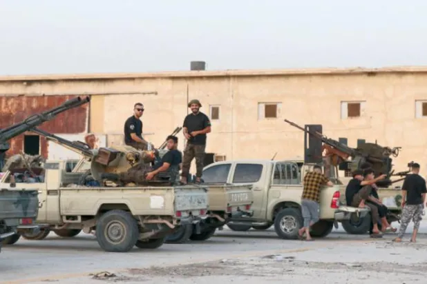 طرابلس کے بین الاقوامی ہوائی اڈے کے قریب فوجیوں کے جمع ہونے کا ایک منظر  (اے ایف پی)