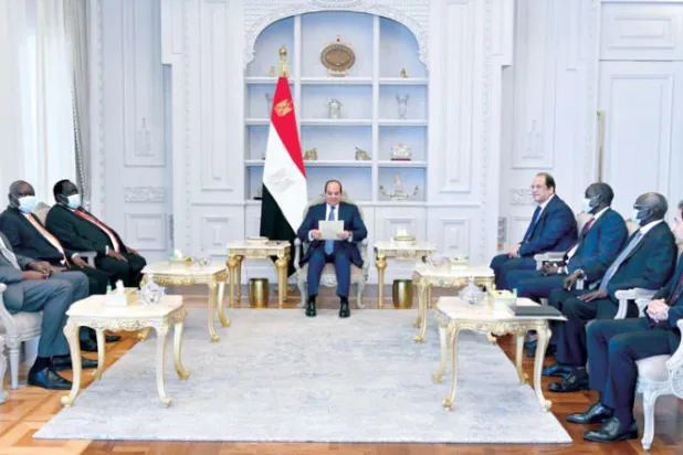 الرئيس المصري خلال لقائه ومستشار سلفا كير الأمني (رئاسة الجمهورية)