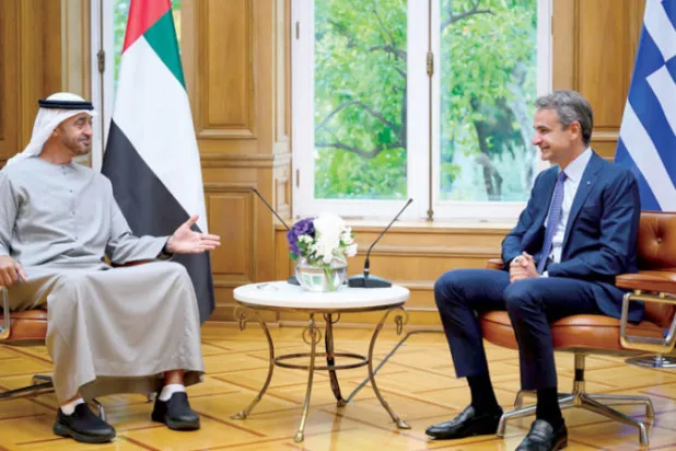 الشيخ محمد بن زايد ورئيس وزراء اليونان خلال اللقاء الذي جرى في اليونان أمس (وام)