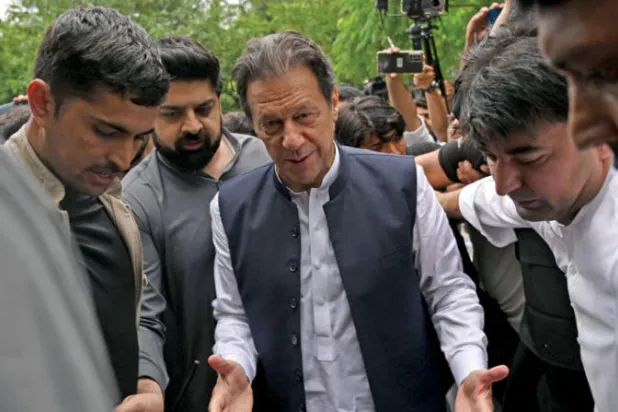 عمران خان لدى وصوله للمثول أمام محكمة مكافحة الإرهاب في إسلام آباد أمس (أ.ف.ب)