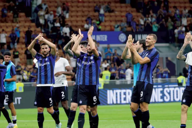 لاعبو الإنتر يحتفلون بفوزهم الأخير على سبيزيا (إ.ب.أ)