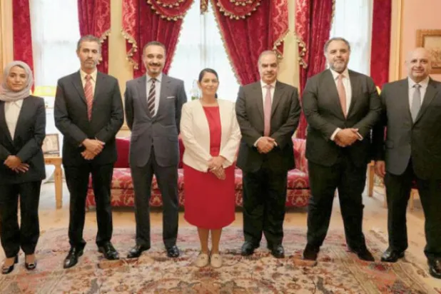 گزشتہ روز لندن میں بحرین ایمبیسی میں برطانوی ہوم سیکرٹری کے ساتھ خلیج تعاون کونسل کے ممالک کے سفیروں کی ملاقات کے بعد ایک یادگار تصویر (واس)