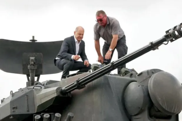 کل جرمنی کے شہر اولڈنبرگ میں ایک تربیتی کیمپ کے دورے کے دوران جرمن چانسلر شلز ایک "جیبارڈ" ٹینک کے اوپر جس کے متعدد ٹینک یوکرین کو فراہم کرنے کا وعدہ کیا گیا (ای بی اے)