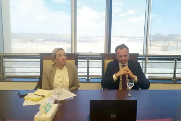 وزيرة البيئة المصرية ووزير المناخ الدنماركي خلال لقائهما بالقاهرة (رئاسة مجلس الوزراء)