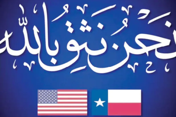 الناشط السياسي تشاز ستيفنز أطلق حملة جمع تبرعات لرفع شعار «نحن نثق بالله» باللغة العربية في مدارس ولاية تكساس التي يظهر علمها إلى جانب علم الولايات المتحدة (الشرق الأوسط)