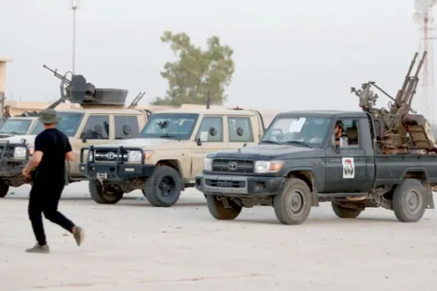 بند طرابلس ہوائی اڈے پر "اتحاد" حکومت کی کچھ مشترکہ افواج کے ایک اجتماع کے منظر کو دیکھا جا سکتا ہے (اے ایف پی)