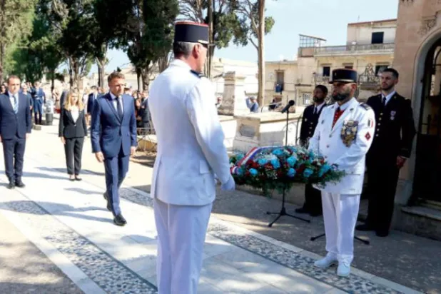 فرانسیسی صدر ایمانوئیل میکرون کو کل جزائر میں سینٹ یوگن قبرستان کا دورہ کرتے ہوئے دیکھا جا سکتا ہے (اے بی)