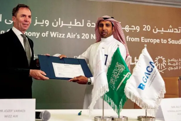 
مراسم اعطای مجوز پروازهای اروپایی «ویز ویر» در فرودگاه بین المللی ملک فهد در شرق سعودی (الشرق الاوسط)