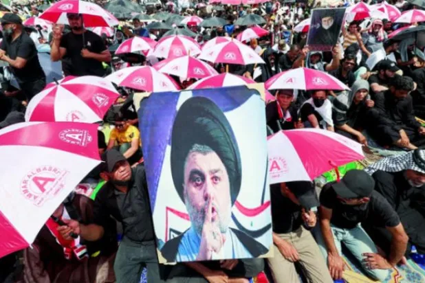 عکسی از مقتدی صدر در حین اقامه نماز جمعه در مقابل ساختمان پارلمان (رویترز)