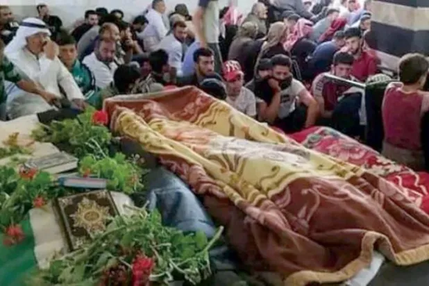 Dera’daki pusuda öldürülen kişiler için Tafas’ta düzenlenen cenaze töreni. (Sosyal medya)