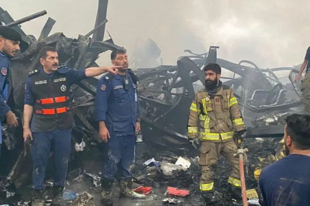 جانب من عمليات إطفاء الحريق