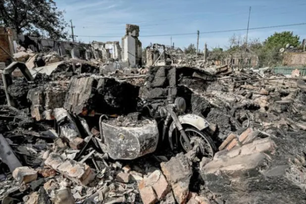 کل زاپوریزیا کے علاقے میں گولہ باری سے تباہ ہوئے رہائشی مکانات کو دیکھا جا سکتا ہے (رائٹرز) 