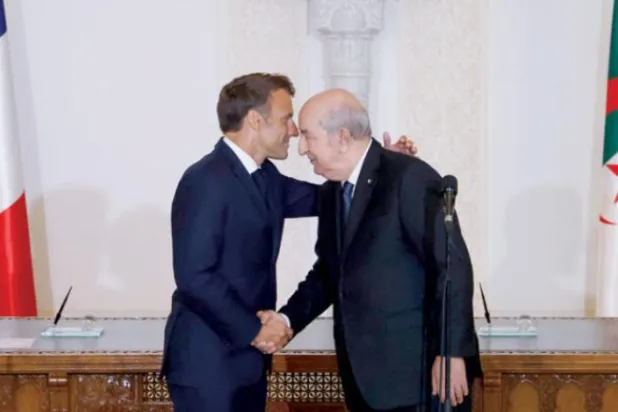 صدر میکرون کو کل فرانس واپسی سے قبل اپنے جزائری ہم منصب کو الوداع کہتے ہوئۓ دیکھا جا سکتا ہے (اے ایف پی)