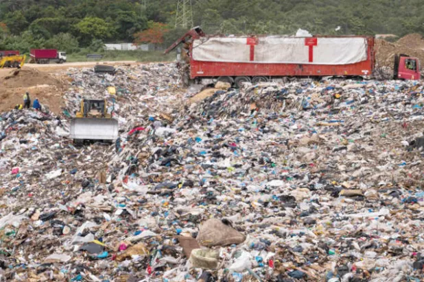 شاحنة تفرغ نفايات في أحد المكبات بجزيرة غواديلوب الفرنسية (أ.ف.ب)