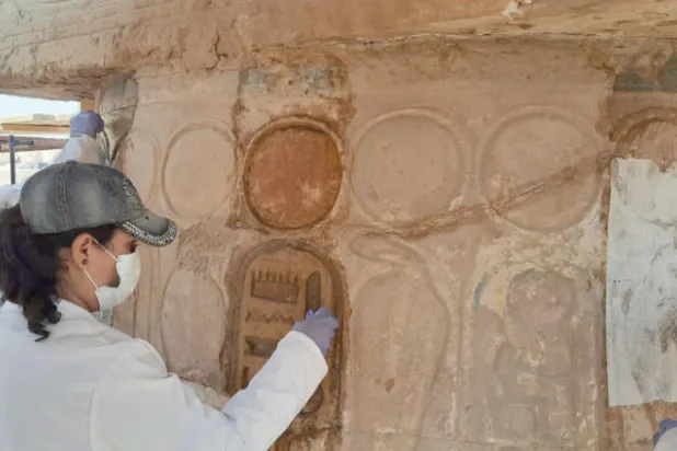 مجموعة من المرممين المصريين تحاول استعادة الألوان الطبيعية لأعمدة معابد الكرنك (وزارة السياحة والآثار)