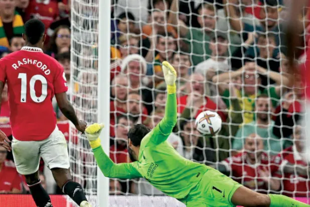 النجم الإنجليزي خلال تسجيل هدفه في مرمى ليفربول (أ.ف.ب)