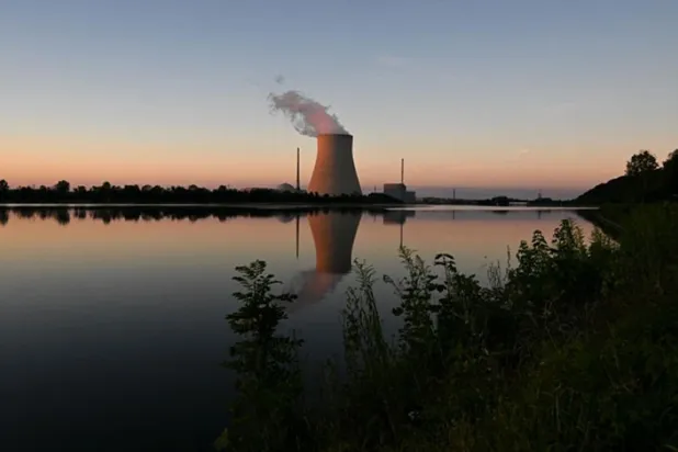 İklim tartışmalarının gündeme gelmesiyle, nükleer enerji doğrudan karbondioksit salmadığı için bu sektöre ilgi tekrar arttı (AFP)