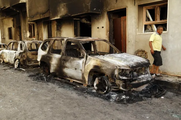 
خودروهای سوخته در خیابان های طرابلس (فرانس پرس)