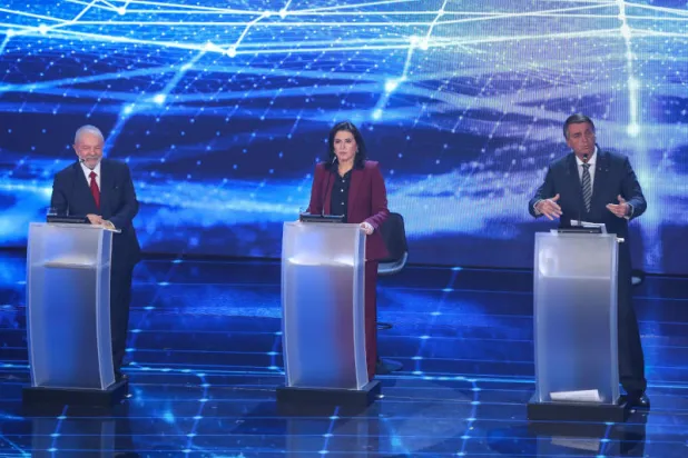 المرشحة الرئاسية سيمون تابت في الوسط بين بولسونارو ولولا دا سيلفا خلال المناظرة التلفزيونية (د.ب.أ)