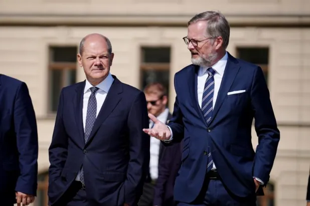 المستشار الالماني مع رئيس الوزراء التشيكي في براغ (د.ب.أ)