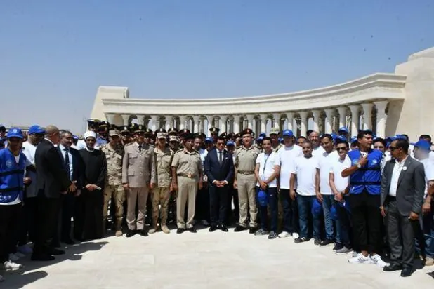 الشباب المشاركون في الملتقى أمام النصب التذكاري للعاصمة الإدارية (وزارة الشباب والرياضة المصريّة)