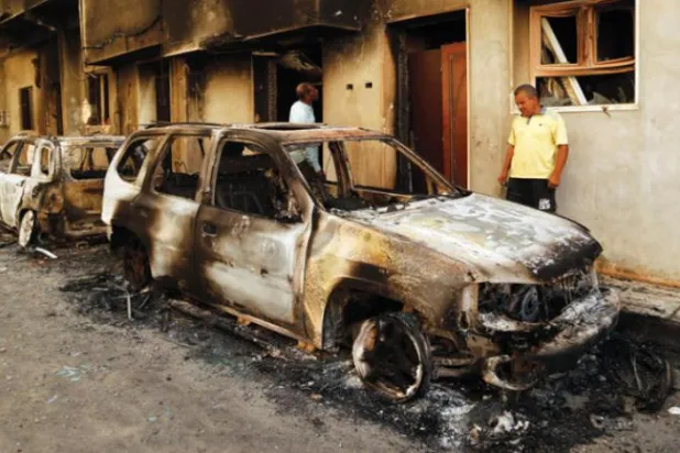 Libya'nın başkenti Trablus'ta bir sokakta yanan arabadan geriye kalanlar (AP)