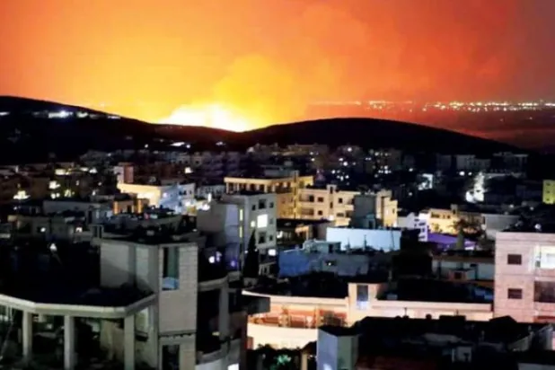 
تصویری که روز پنجشنبه توسط صفحات طرفدار نظام سوریه از حمله اسرائیل به انبارهای نظامی ایران در مصیاف منتشر شد