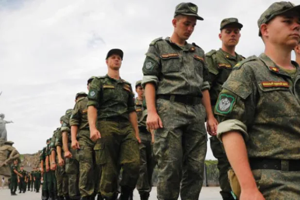 Rusya’nın Volgograd bölgesinde, 11 Temmuz'da Ukrayna'daki askeri operasyona desteklerini ifade eden Rus askerleri (AP)