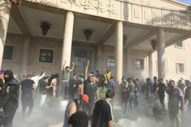 
اعتراضات طرفداران صدر مقابل کاخ دولتی در بغداد (EPA)