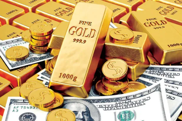 تصريحات رئيس البنك المركزي الأميركي بشأن رفع الفائدة رفعت الدولار ليتراجع الذهب (رويترز)