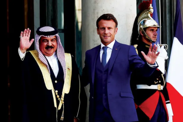 الرئيس الفرنسي إيمانويل ماكرون مرحباً بملك البحرين حمد بن عيسى آل خليفة في قصر الإليزيه في باريس (إ.ب.أ)