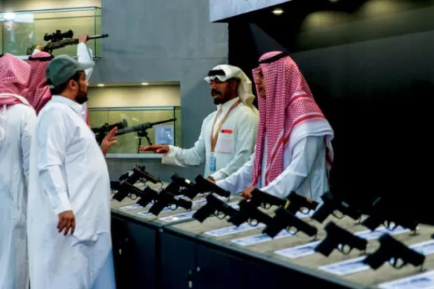Riyad’da Uluslararası Şahin ve Avcılık Fuarı’ndaki silah standı (Şarku’l Avsat)