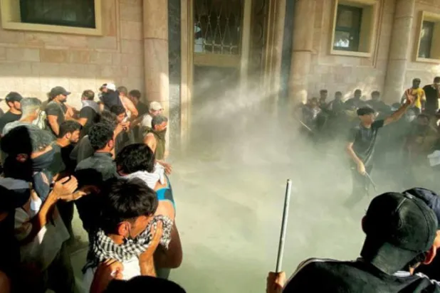 

طرفداران صدر در داخل «کاخ الزقوره» (کاخ جمهوری سابق) مقر دولت در منطقه سبز بغداد، دیروز (رویترز)
