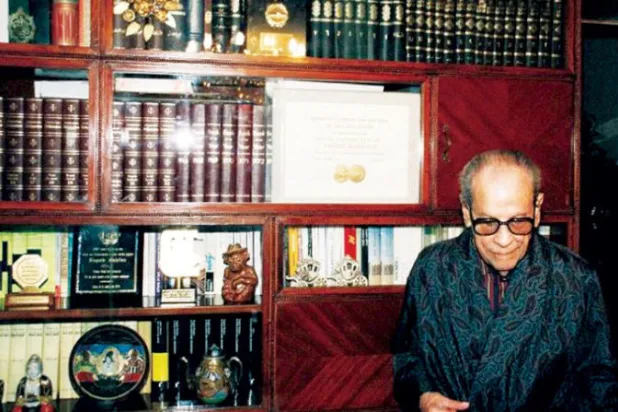 نجيب محفوظ في مكتبه (الشرق الأوسط)
