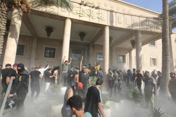 أنصار الصدر اقتحموا مكتب رئيس الوزراء في بغداد الاثنين (إ.ب.أ)