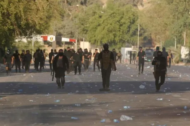 مقابله نیروهای امنیتی عراق با هجوم معترضان به منطقه سبز (AFP)