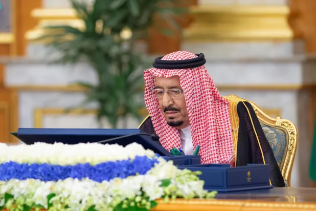 خادم الحرمين الشريفين الملك سلمان بن عبد العزيز لدى ترؤسه جلسة مجلس الوزراء بجدة (واس)