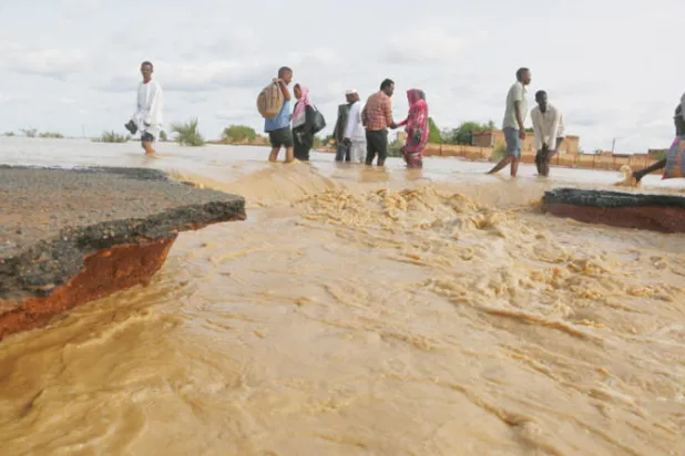 جانب من أضرار السيول في منطقة المناقل بوسط السودان (أ.ب)