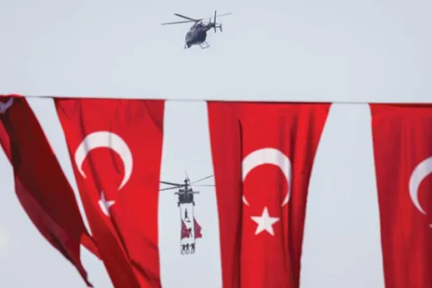 کل "یوم فتح" کے موقع پر ترک فوجی پریڈ کے منطر کو دیکھا جا سکتا ہے (ڈی پی اے)