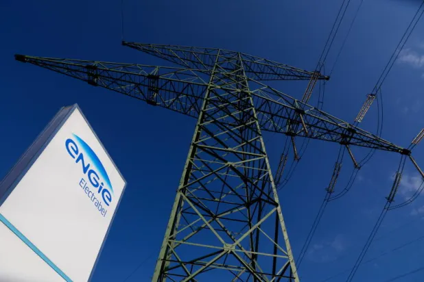 شعار مجموعة «أنجي» الفرنسية في محطة لتوليد الطاقة الكهربائية بواسطة الغاز قرب العاصمة البلجيكية بروكسل. وقد قررت «غازبروم» الروسية التوقف عن إمداد المجموعة بالفرنسية بالغاز (إ.ب.أ)