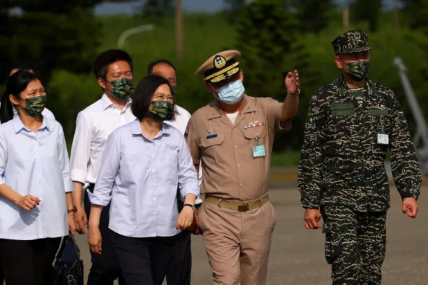 الرئيسة التايوانية تساي إينغ وين تشرف على برنامج تطوير القوات العسكرية في البلاد (رويترز)
