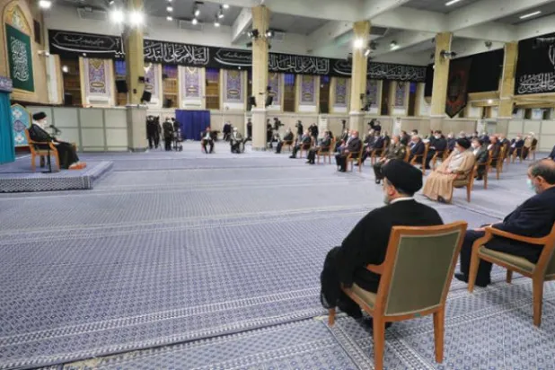 گزشتہ روز تہران میں "حکومتی ہفتہ" کے موقع پر رئیسی اور ان کی وزارتی کابینہ کے استقبال کے لیے خامنہ ای کی ویب سائٹ کی طرف سے شائع کردہ تصویر