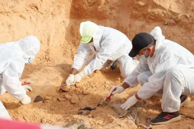 من عملية استخراج جثث في مقابر جماعية عثر عليها في ترهونة (الشرق الأوسط)