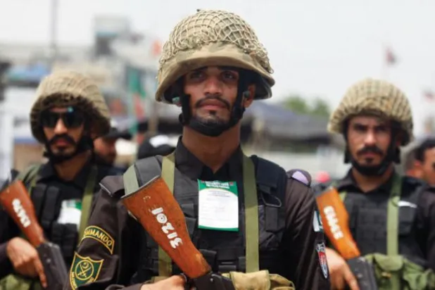 Pakistan ordusu, Karaçi’de düzenlenen dini etkinliklerde teyakkuz halindeydi (AP)