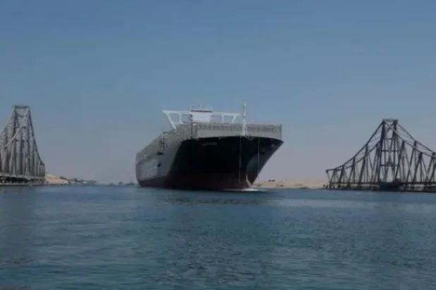 سوئز کینال کی آبی گزرگاہ کو عبور کرنے کے دوران دیوہیکل کنٹینر جہاز "ایور گیون" کی آرکائیو (رائٹرز)