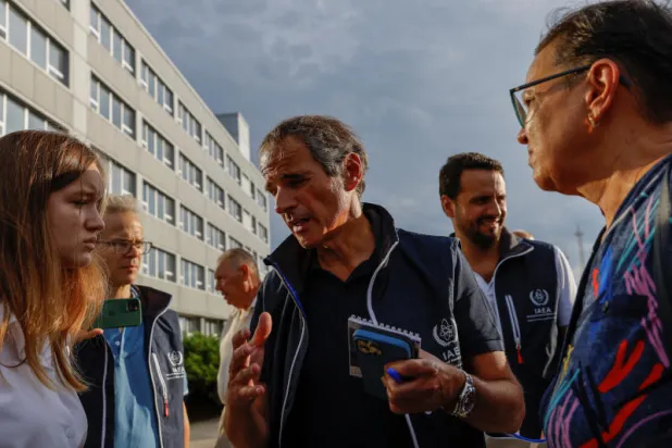 أعضاء بعثة خبراء «الوكالة الدولية للطاقة الذرية» بقيادة مدير الوكالة رافاييل غروسي يلتقون الصحافيين بمحطة زابوريجيا للطاقة النووية الخاضعة للسيطرة الروسية جنوب أوكرانيا في 1 سبتمبر 2022 (رويترز)