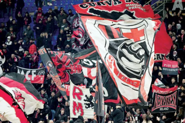 ميلان في مواجهة لاتسيو في ربع نهائي كأس إيطاليا على ملعب سان سيرو في 9 فبراير 2022 (رويترز)