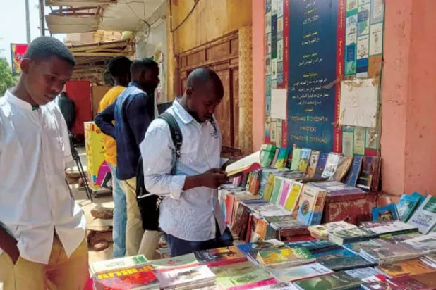 يحمل المعرض مئات العناوين من كتب سودانية وغيرها (الشرق الأوسط)