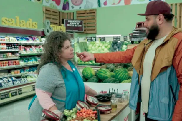 مو يعطي العاملة قطعة خبز بالزيت (نتفليكس)